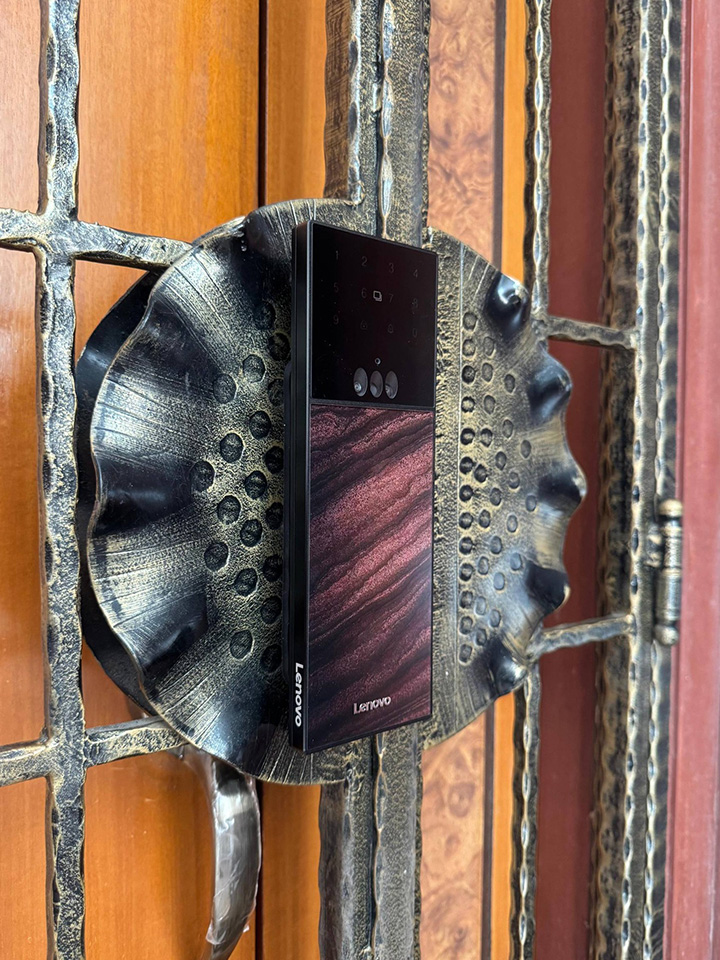 MyDigitalLock - Lenovo F3 Ultra Gate Digital Lock Rosewood-Installation MyDigitalLock - Lenovo F3 Ultra Gate Digital Lock Rosewood-Installation