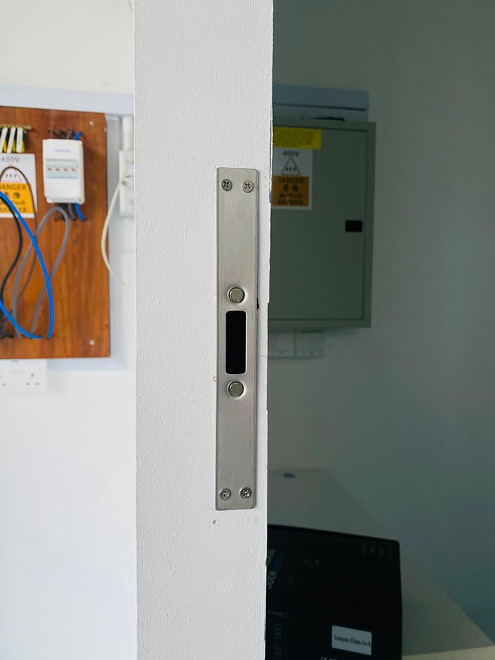 Lusano+ Glass Digital Lock - Single Leaf Glass Door Installation Lusano+ Glass Digital Lock - Single Leaf Glass Door Installation